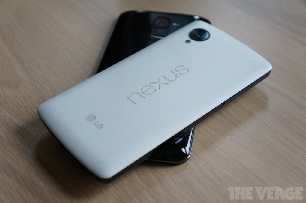 Nexus 5 LG G2 сравнение вид сзади друг на друге