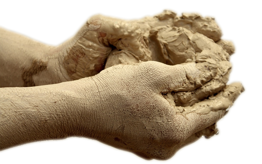 руки в глине