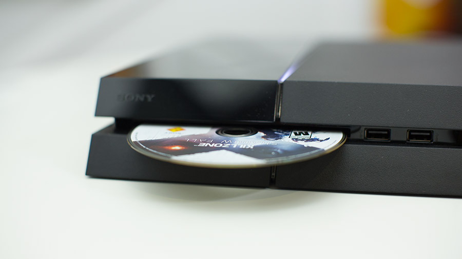 Playstation 4 диск в приставке