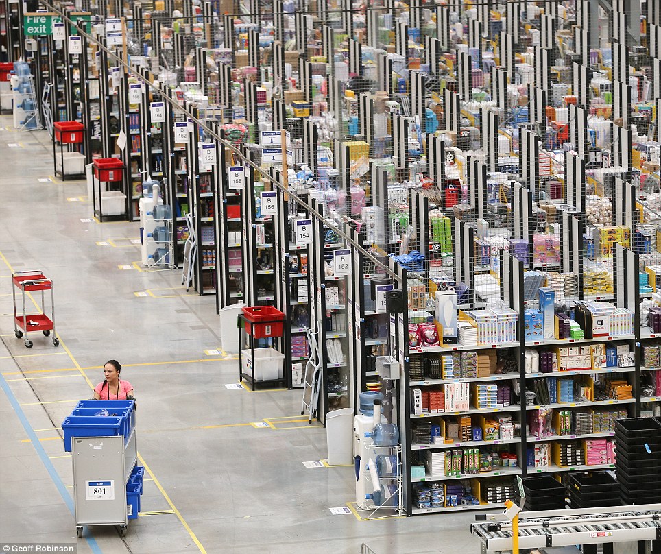 использование кодов на товарах огромный склад Amazon в Питерборо Кембриджшир