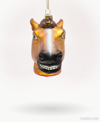 Новогодняя игрушка на основе мема лошадиной маски