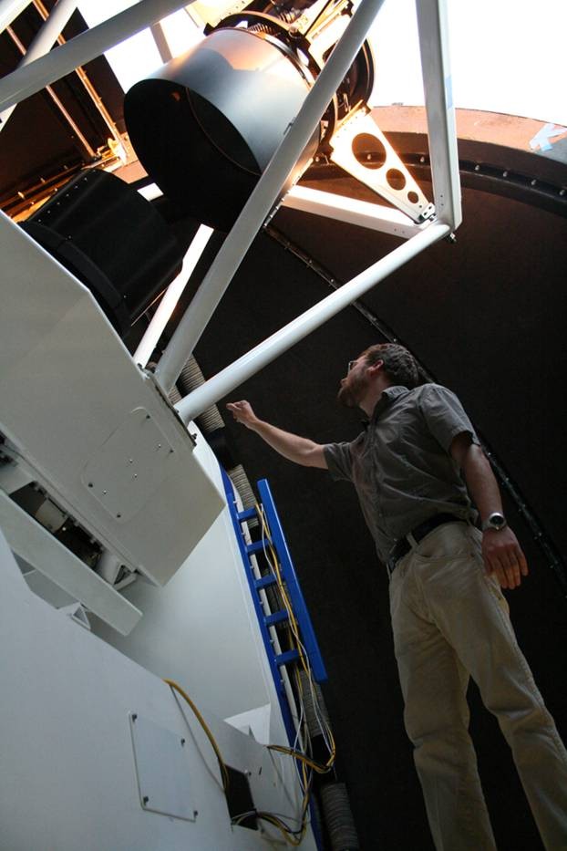 Доктор Стефан Келлер (Stefan Keller) с телескопом SkyMapper