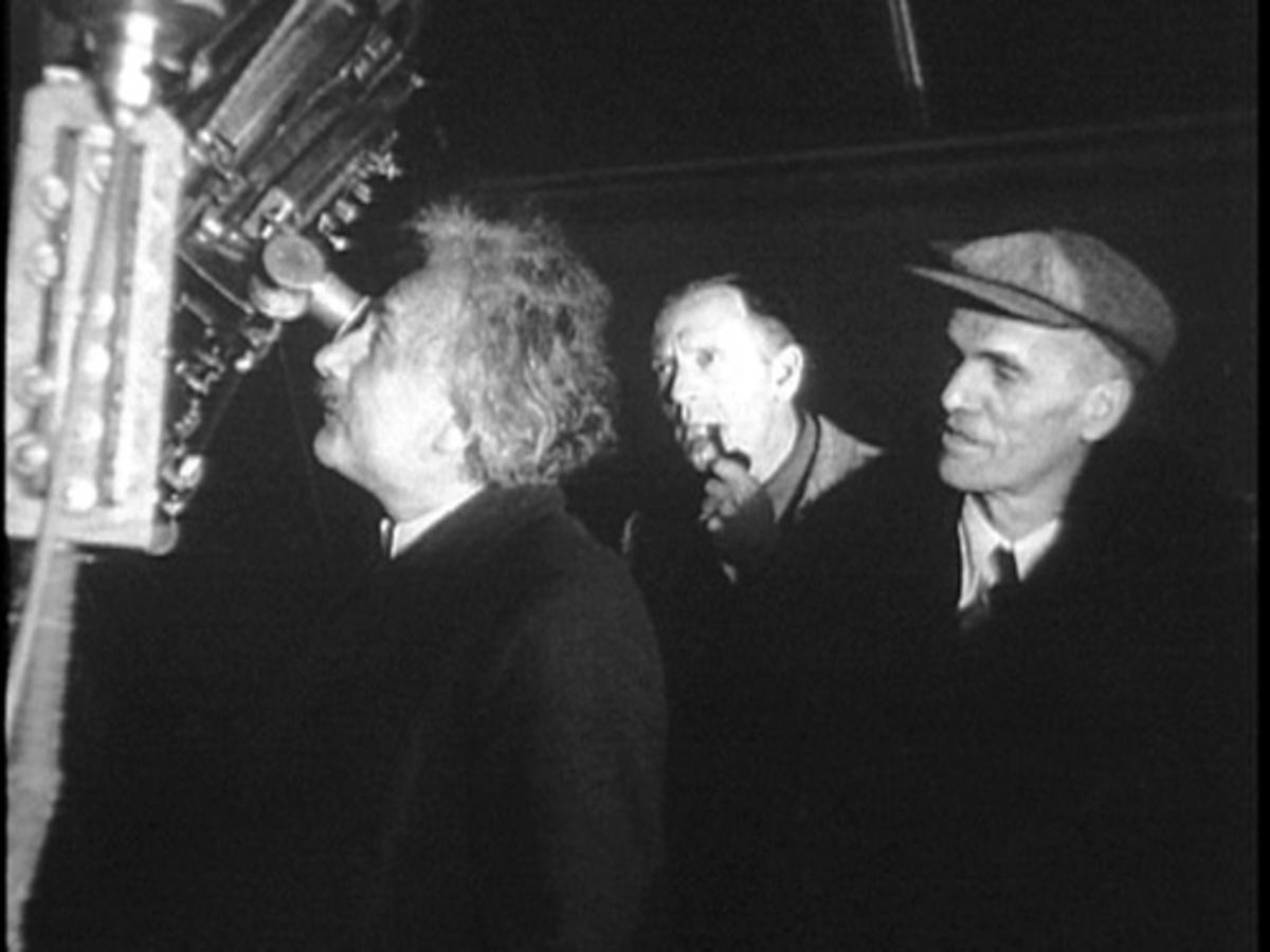  Альберт Эйнштейн, Эдвин Хаббл (в центре) и Уолтер Адамс в обсерватории Маунт-Уилсон в 1931 году