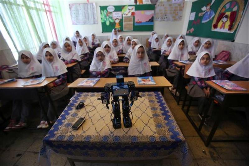 Иранец собрал робота, который научит детей молиться