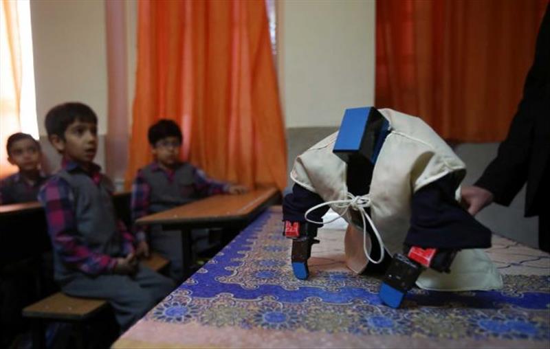 Иранец собрал робота, который научит детей молиться