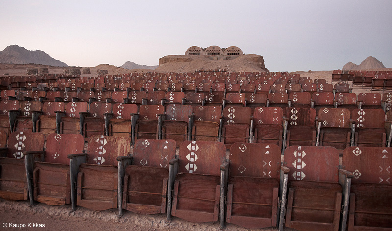 Заброшенный кинотеатр посреди египетской пустыни
