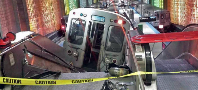 В Чикагском метро поезд сошел с рельс и протаранил эскалатор